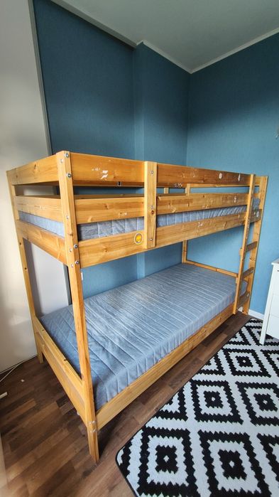 Двуетажно дървено легло Ikea mydal с два пружинни матрака