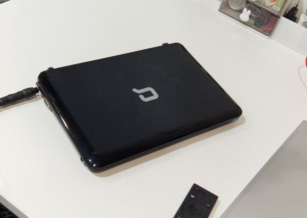 Laptop fara accesorii, doar încărcător