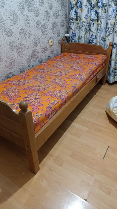 Кровать  деревянная