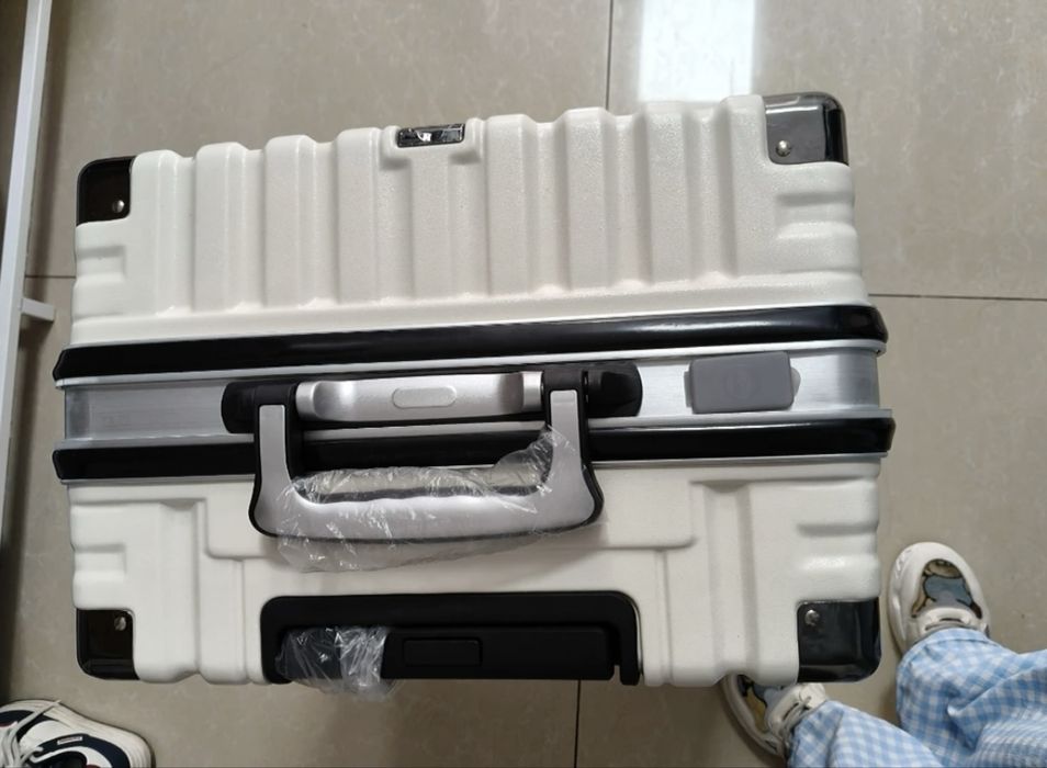 Чемодан новый не пользовались