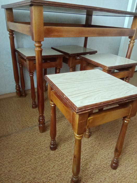 Кухонный стол из дерева