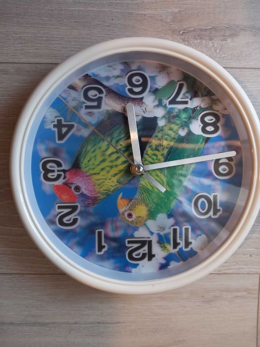 Стенен часовник с тих механизъм безшумен