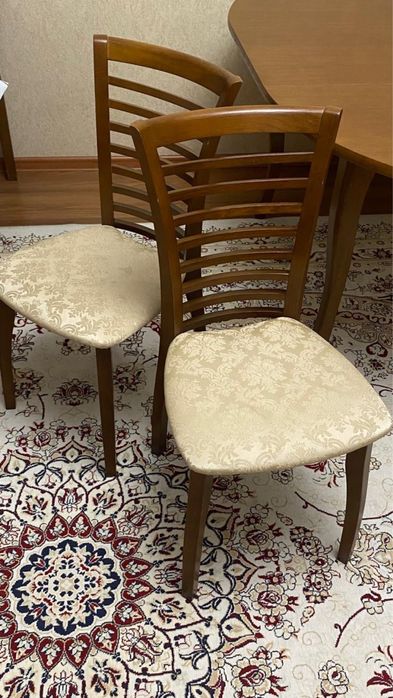 Стол и стулья деревянные
