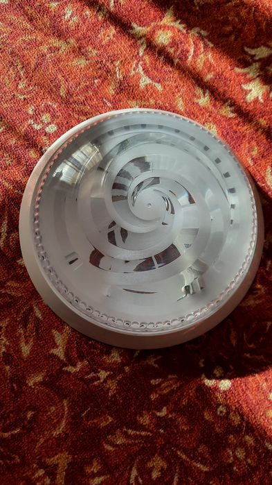 Люстра плоская в хорошем состоянии