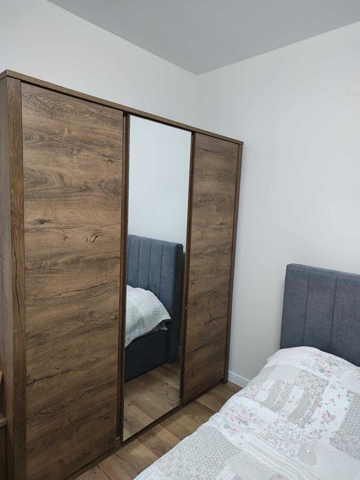 Нов трикрилен гардероб с огледало