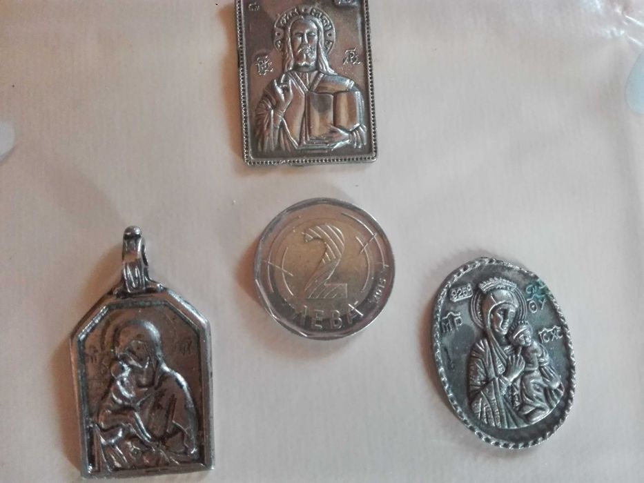 Царски медал , иконостас и религиозни медальони .