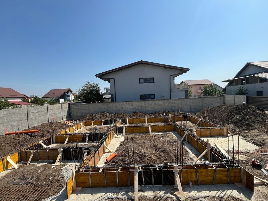 Echipa dulgheri, zidari, fierari case la rosu