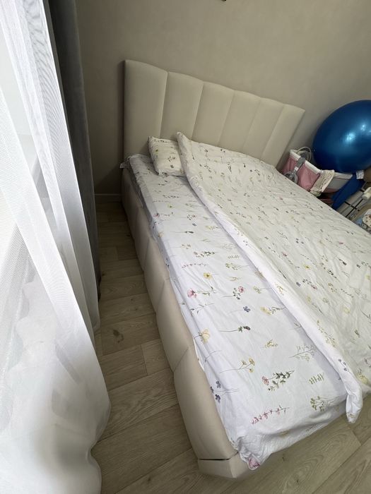 Двуспальная кровать