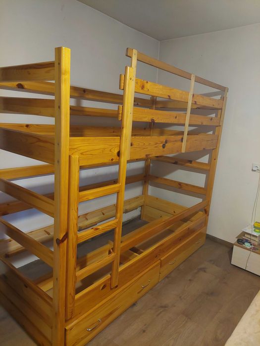 Продавам двуетажно детско легло