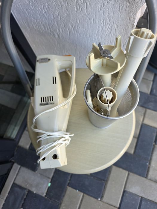 Urgent  Obiecte vechi casetofon , polizor,lanterna, robot, etc