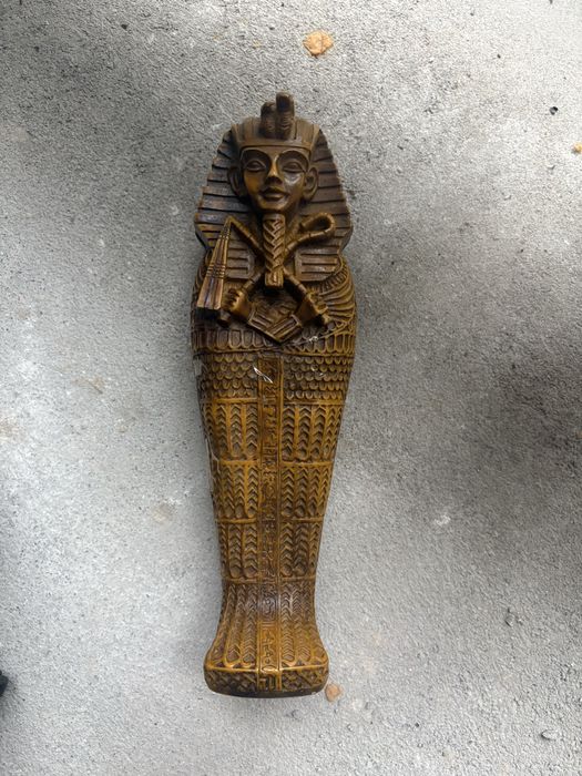 декоративный сувенир в виде египетского саркофага с мумией внутри.