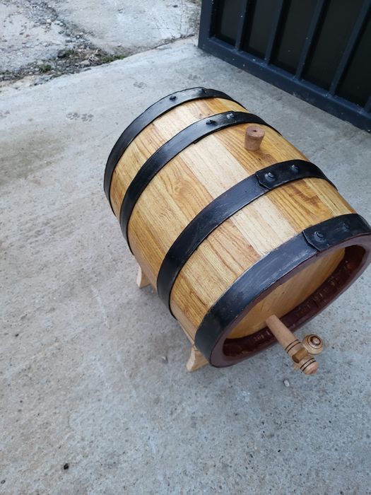 Confectionam butoaie din lemn de dud stejar și salcâm