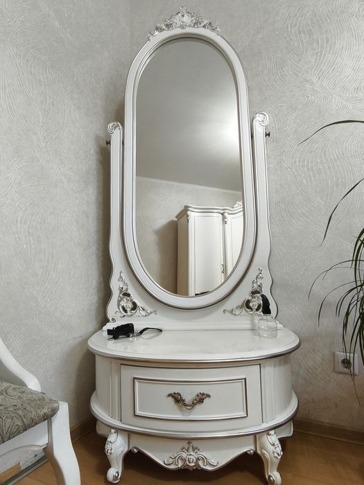 Спальный гарнитур из натурального дерева