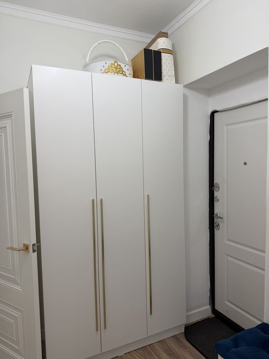 Шкаф вместе с обувной комодом