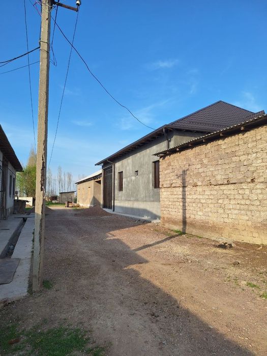 4 xonali xovli sotiladi.