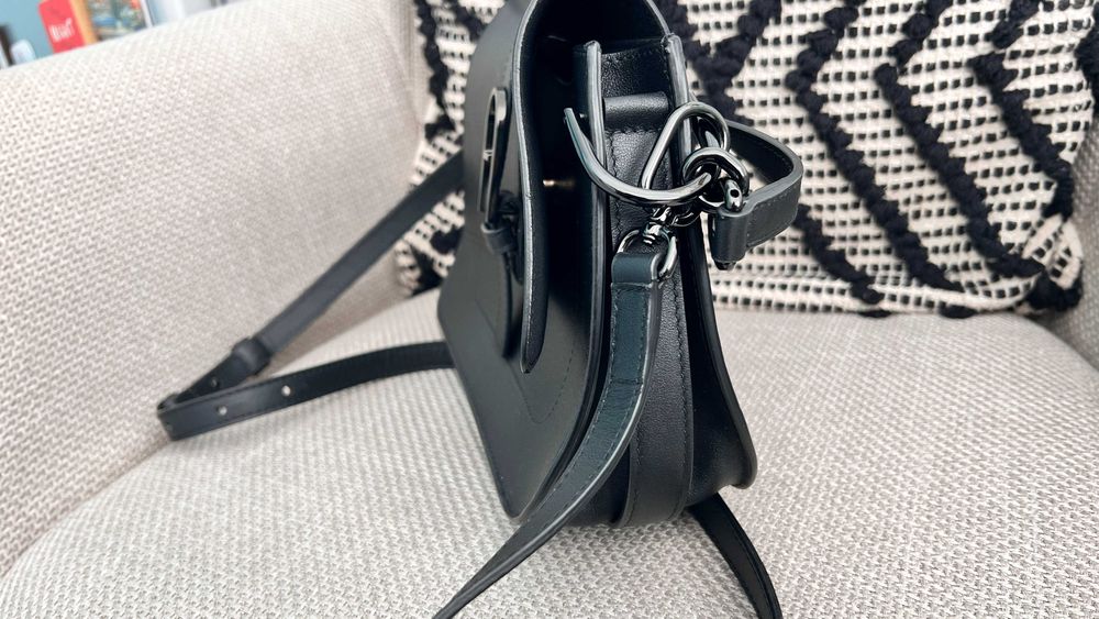Furla кросбоди в черно