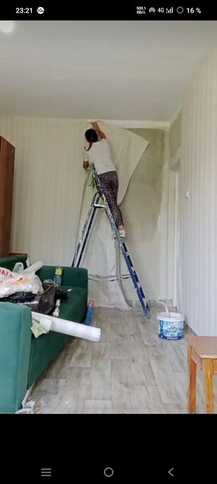 поклейка обоев .