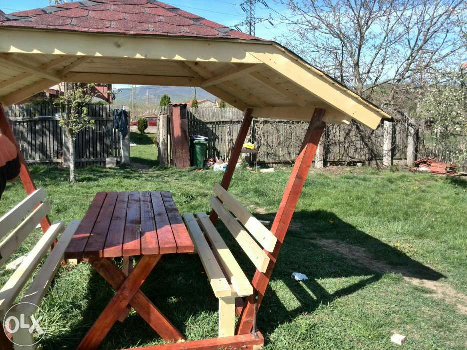 Foisor lemn cu masa si banci.