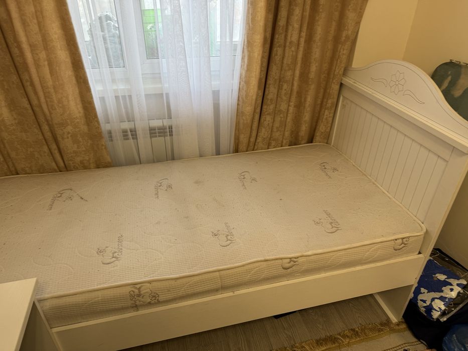 Кровать с матрасом