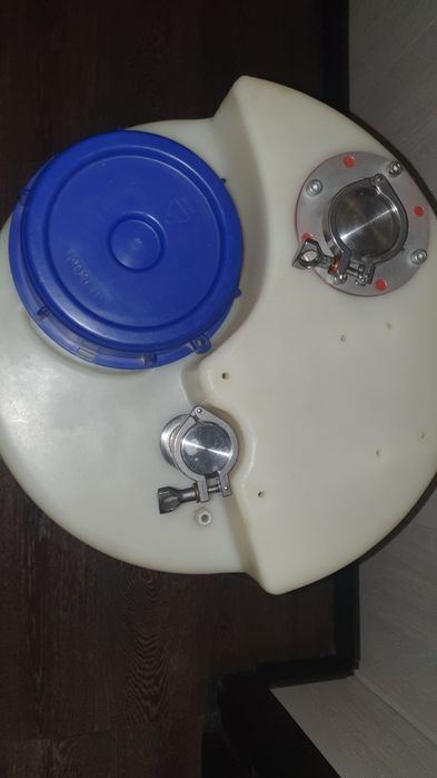 Пластиковая емкость 100 литров.