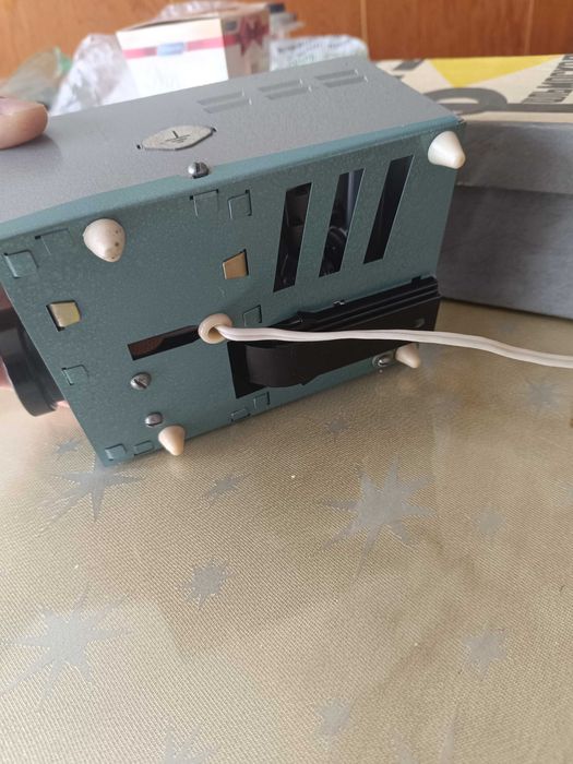 Продавам диапрожекционен апарат