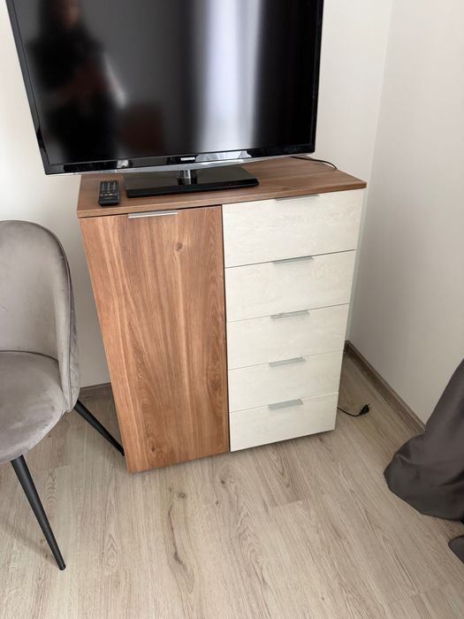 Дървен гардероб кафяв