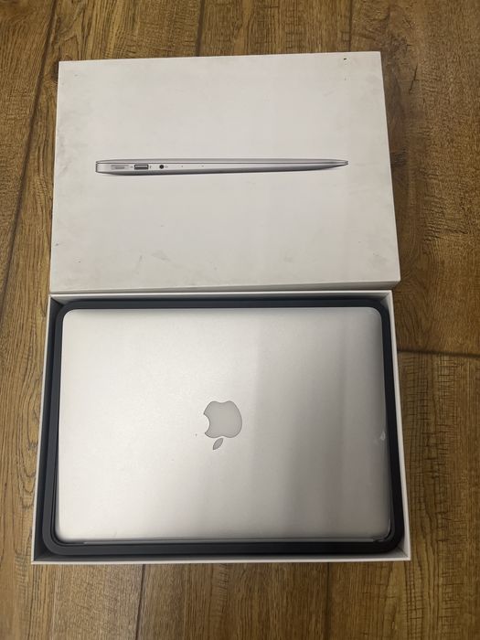 Macbook 2011 отличное состояние