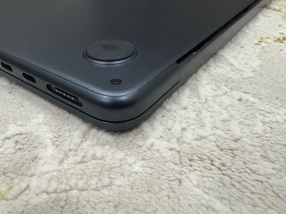 Продам Macbook air 13 M2, 2022 года