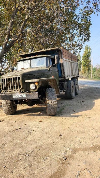 Ural 5557 samosval sotiladi