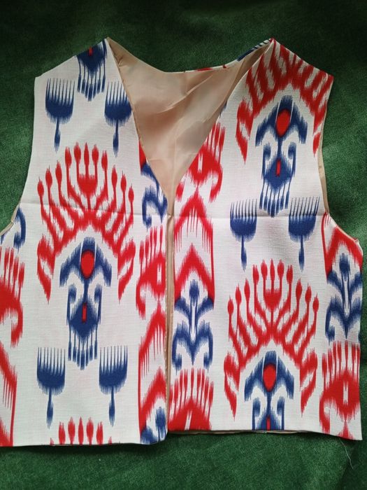 Жилет национальный, тюбетейки в наличии