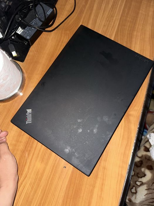 Laptop ThinkPad folorist putin timp , merge foarte bine ,