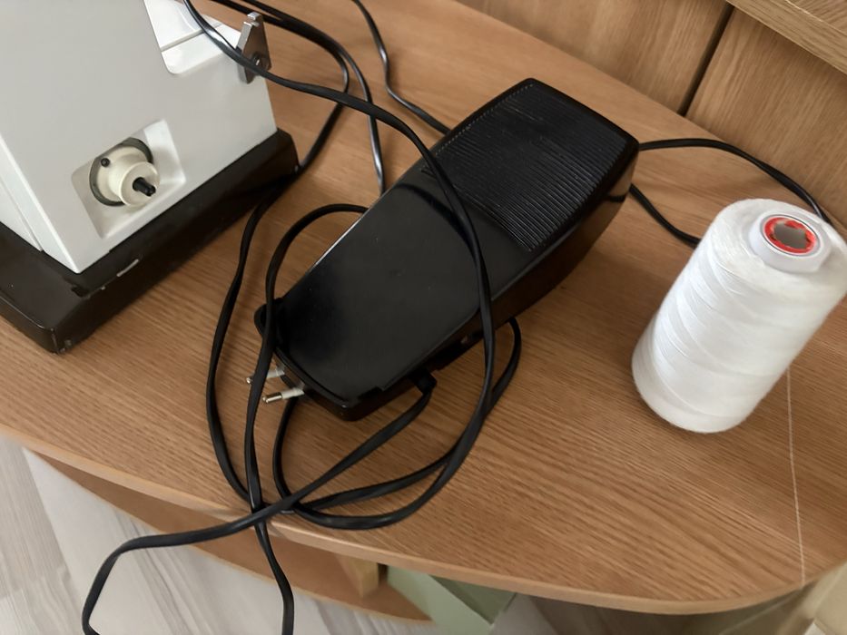 Masina de cusut suedeza Husqvarna 6270