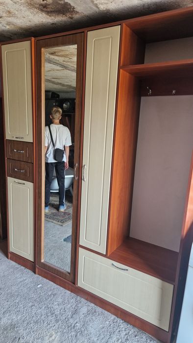 Продам прихожую, шкаф и вешалка
