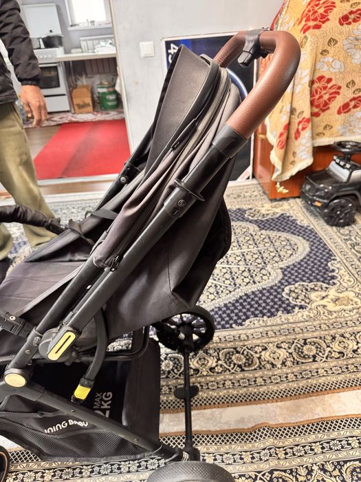 Коляска черная стоит в Каскелене