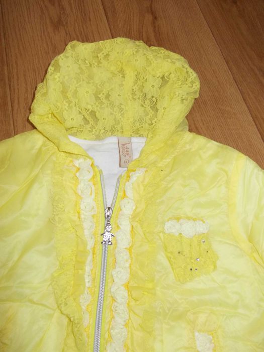 Легкая куртка, на 6-7 лет.