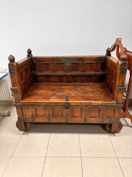 Piesă mobilier din lemn de tec cu inserții metalice și spațiu de depozitare, recondiționată, vechime cca. 100 ani, dimensiuni: 110 × 135 × 74 cm.