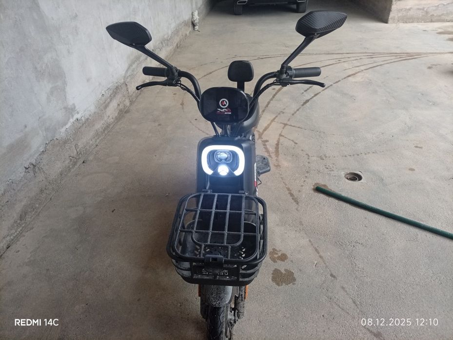 Скутер  новый недавно купил