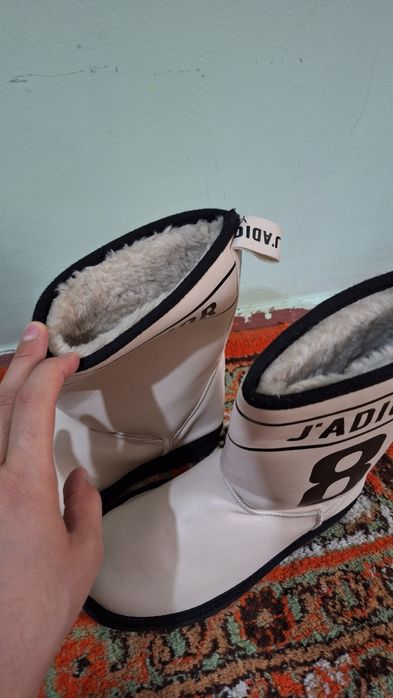 Sotiladi bejviy rangda 38 razmeri ichi issiqgina baquvvad