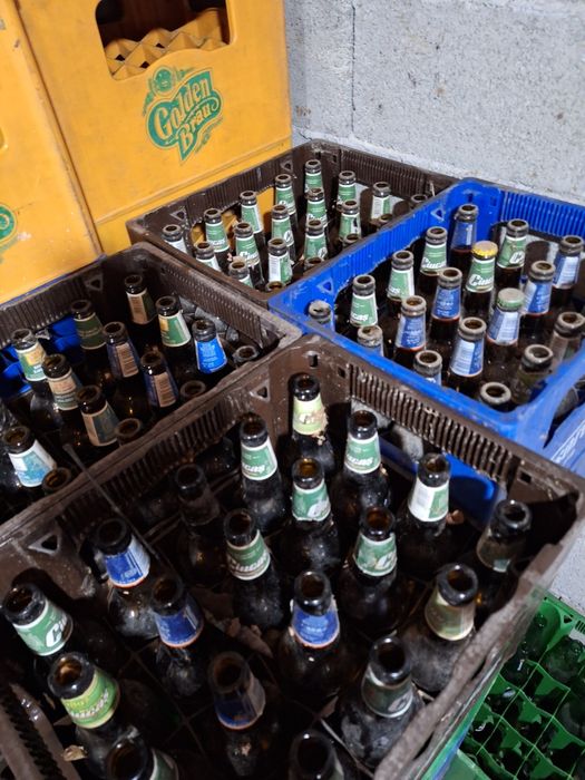 Navete de bere cu sticle goale - diverse mărci (Ciucaș, Timișoreana, H