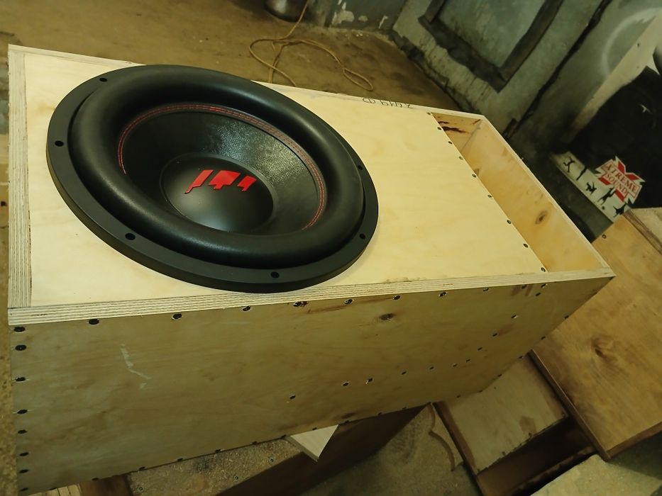 Продам сабвуфер новый урал