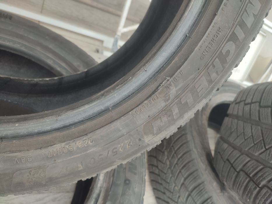 Vând un set de patru cauciucuri de iarnă