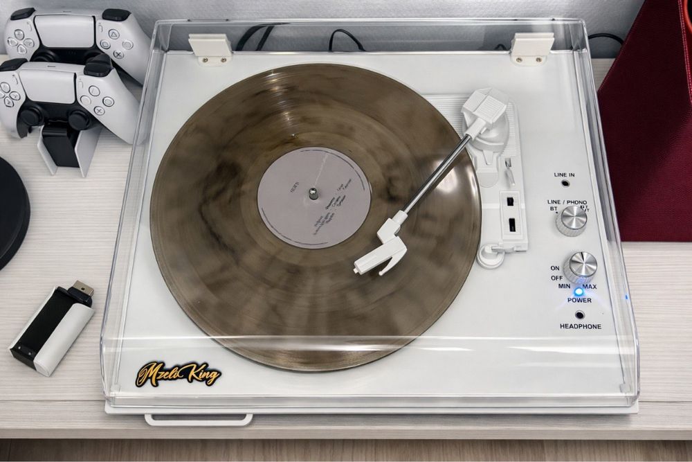 Виниловый проигрыватель новый