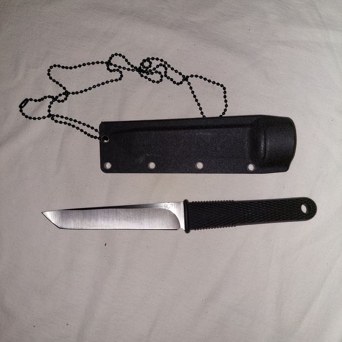 Cutit cu teaca pentru purtat la gat