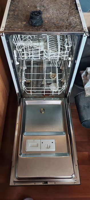 Продаю посудомоечную машину