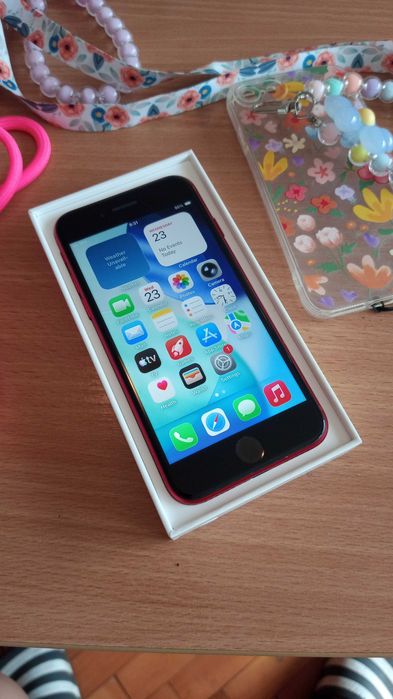 iPhone SE 2020 red