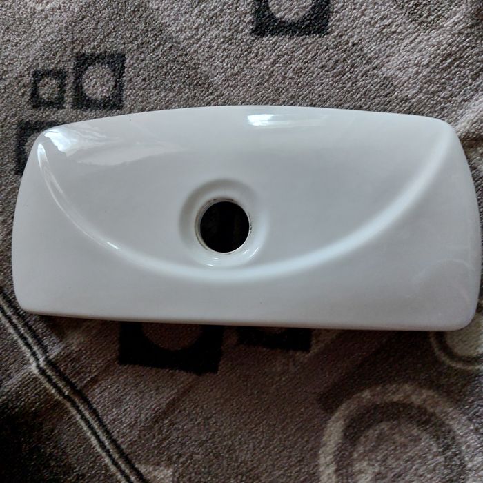 Крышка от бочка унитаза