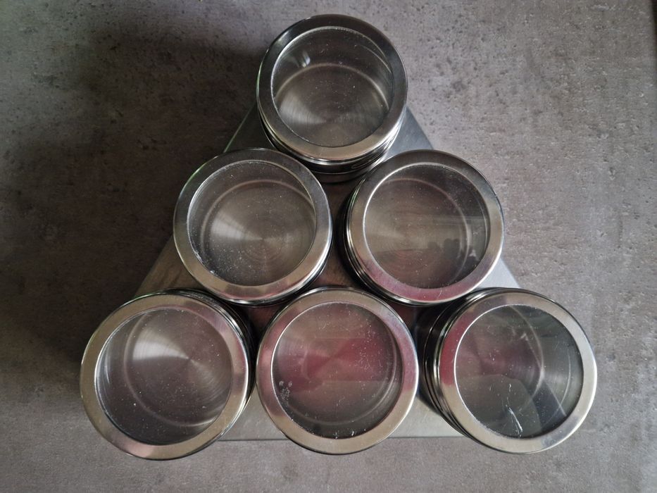 6 броя магнитни солници за подправки с поставка MAGNETIC SPICE