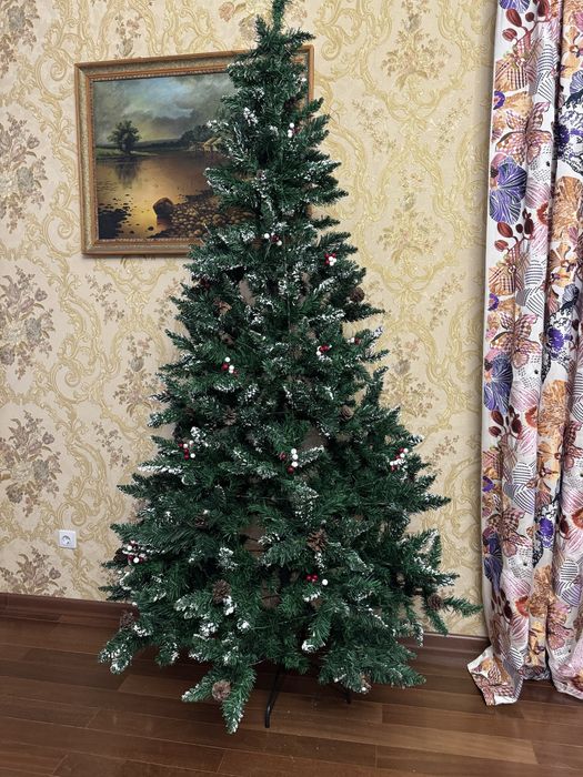 Елка со снегом, ягодами и шишками