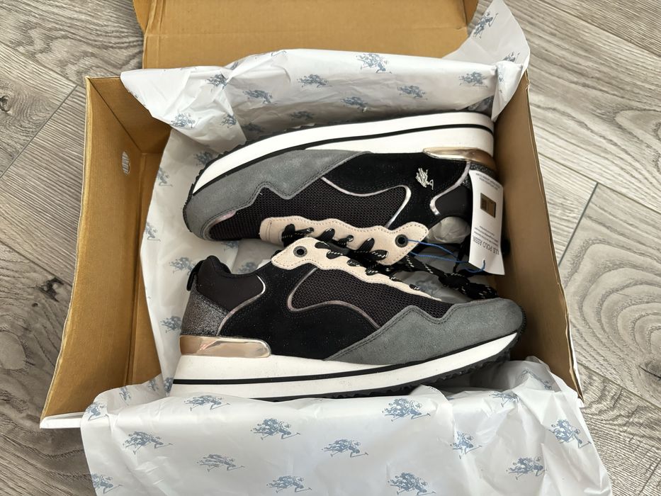 Чисто нови сникърси