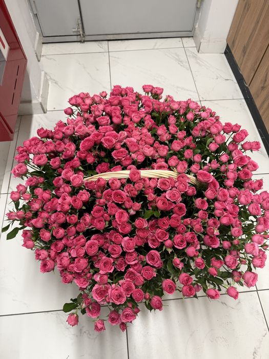 Кустовых роз в корзине